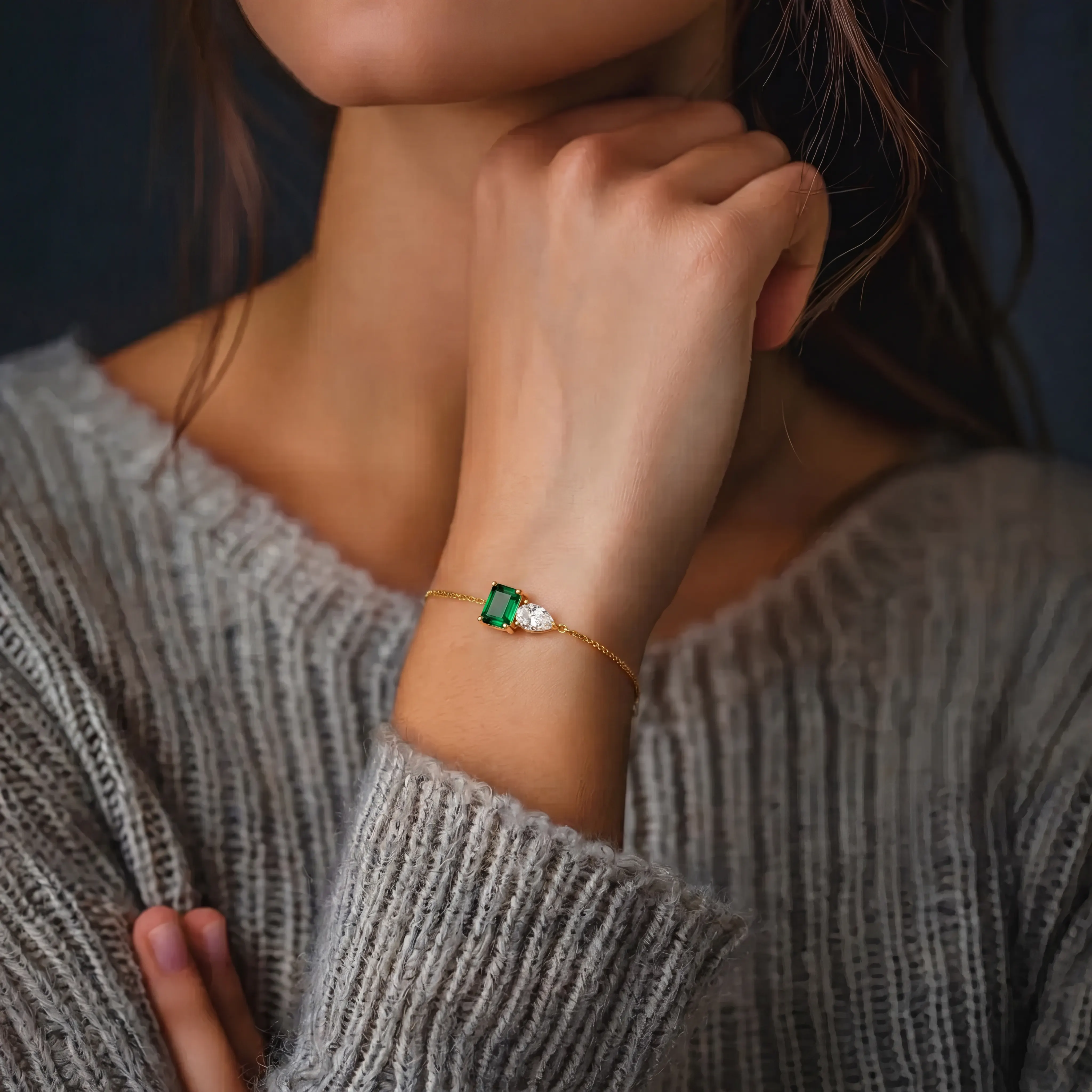 Bild von Emerald and Diamant Gold Armband am Handgelenk als visuelle Referenz fur Armband.