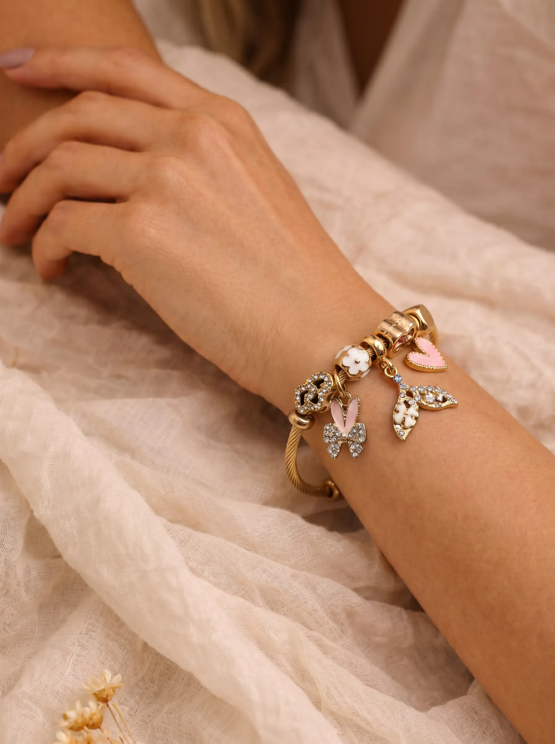 Bild von Gold Charm Armband with rosa Charms als visuelle Referenz fur Armband.
