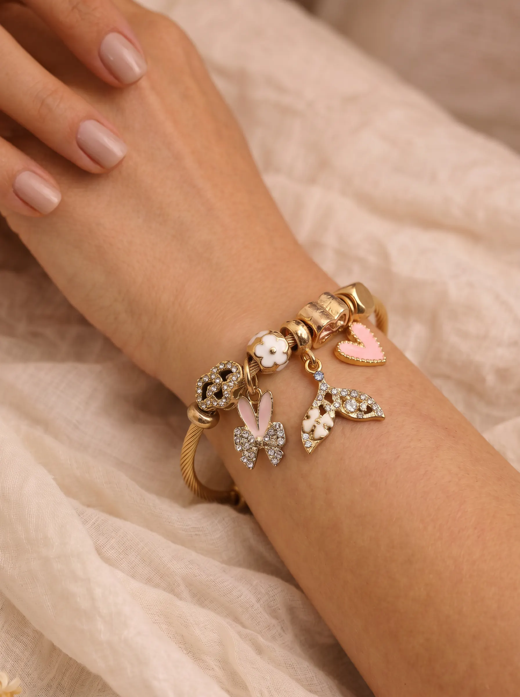 Bild von Gold Charm Armband with rosa Enamel als visuelle Referenz fur Armband.