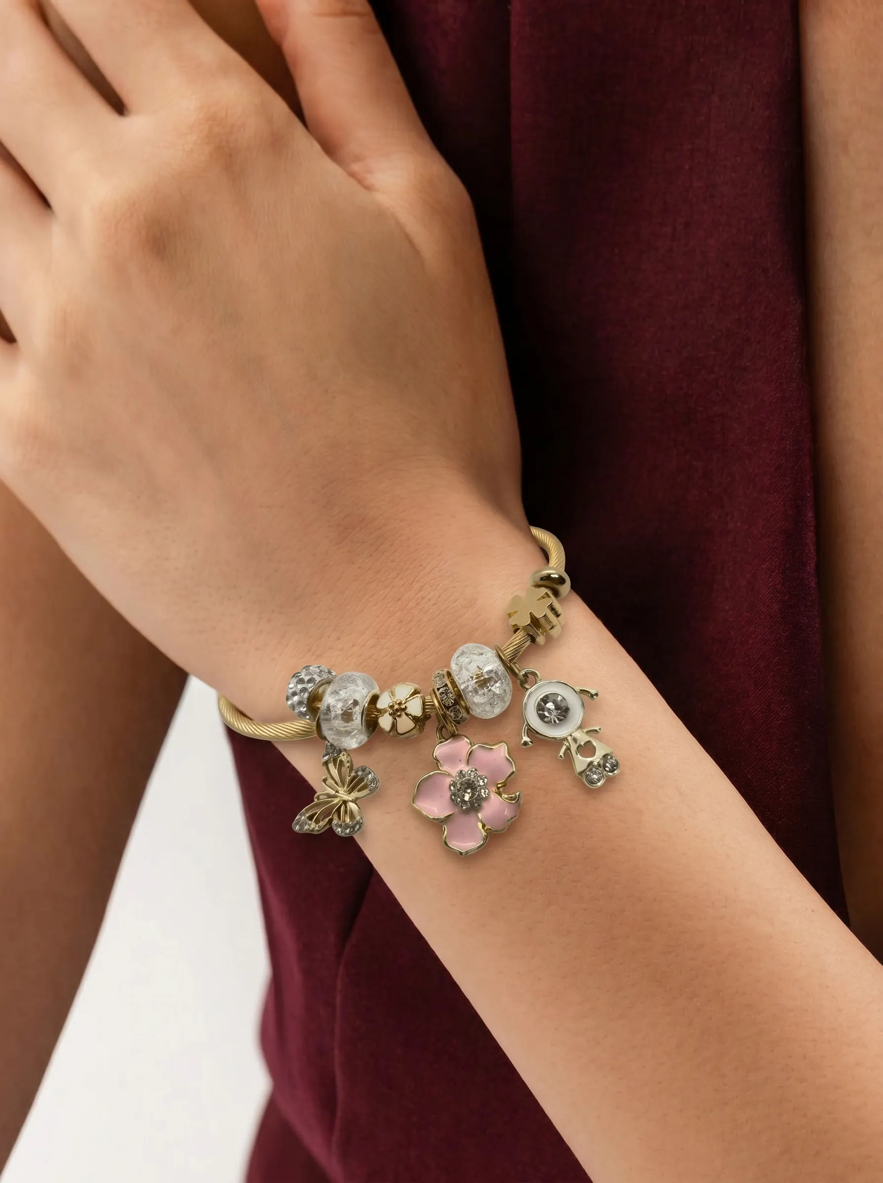 Bild von Gold Charm Armband with rosa Flower als visuelle Referenz fur Armband.