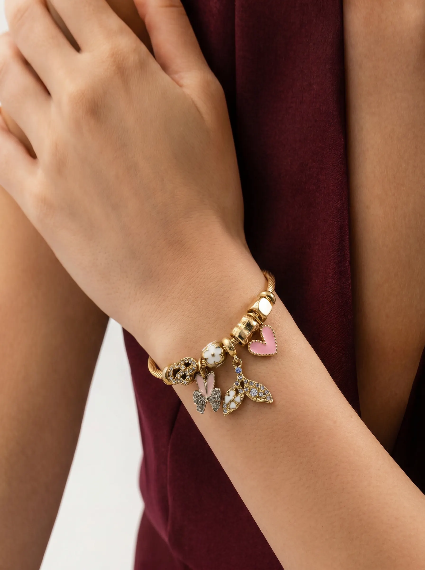 Bild von Gold Charm Armband with rosa Hearts als visuelle Referenz fur Armband.