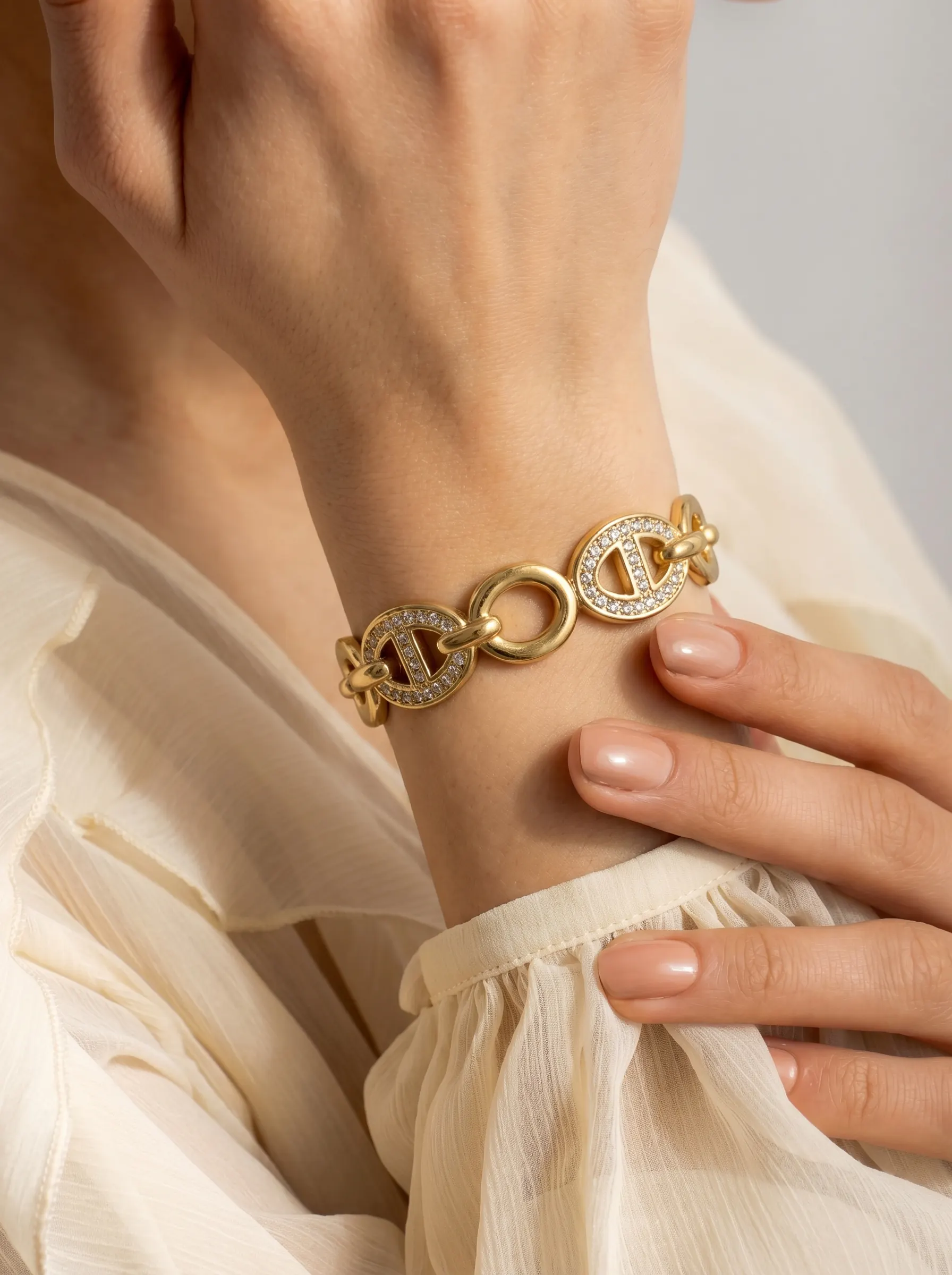 Bild von Pave Link Circle Armband Nahaufnahme als visuelle Referenz fur Armband.