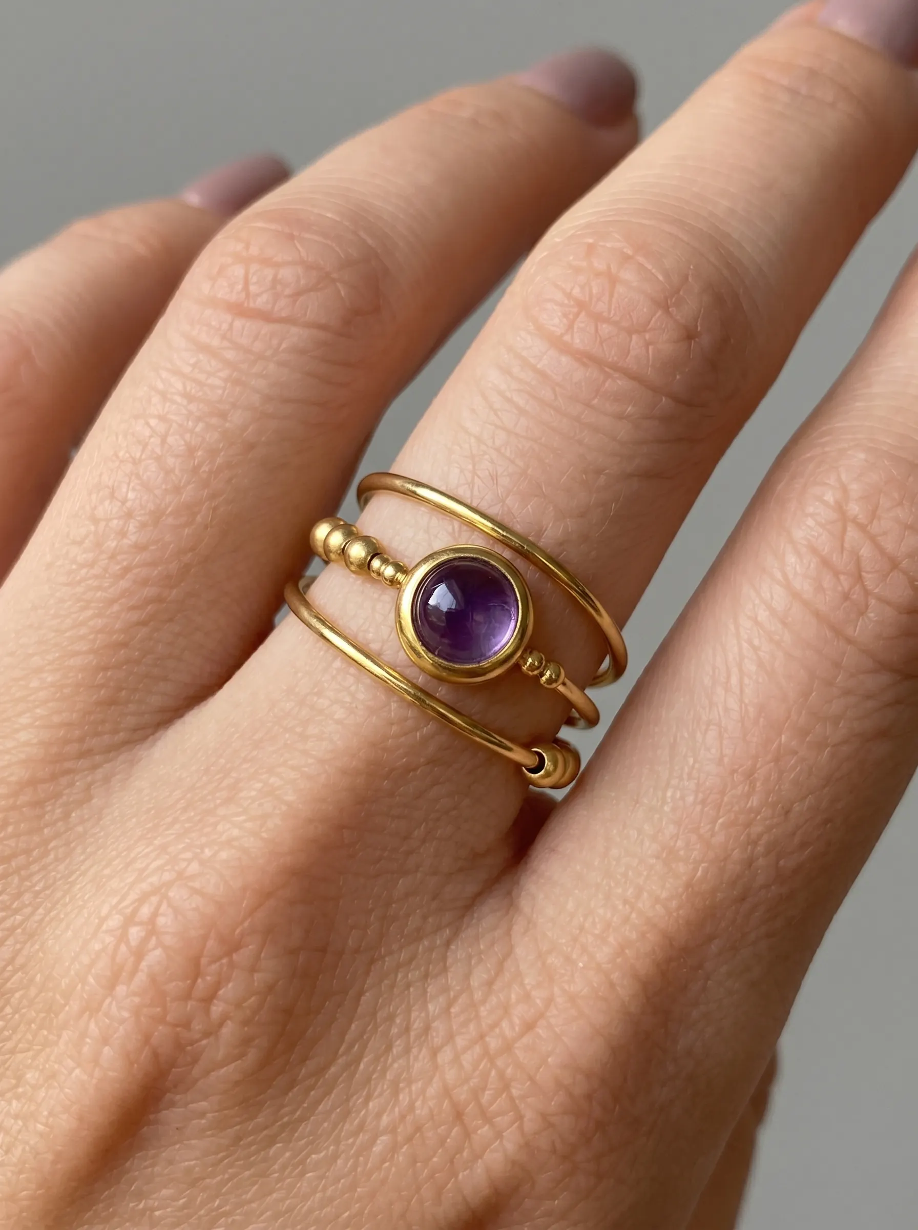Imagen de oro amatista Bezel anillo detalle como referencia visual de anillo.