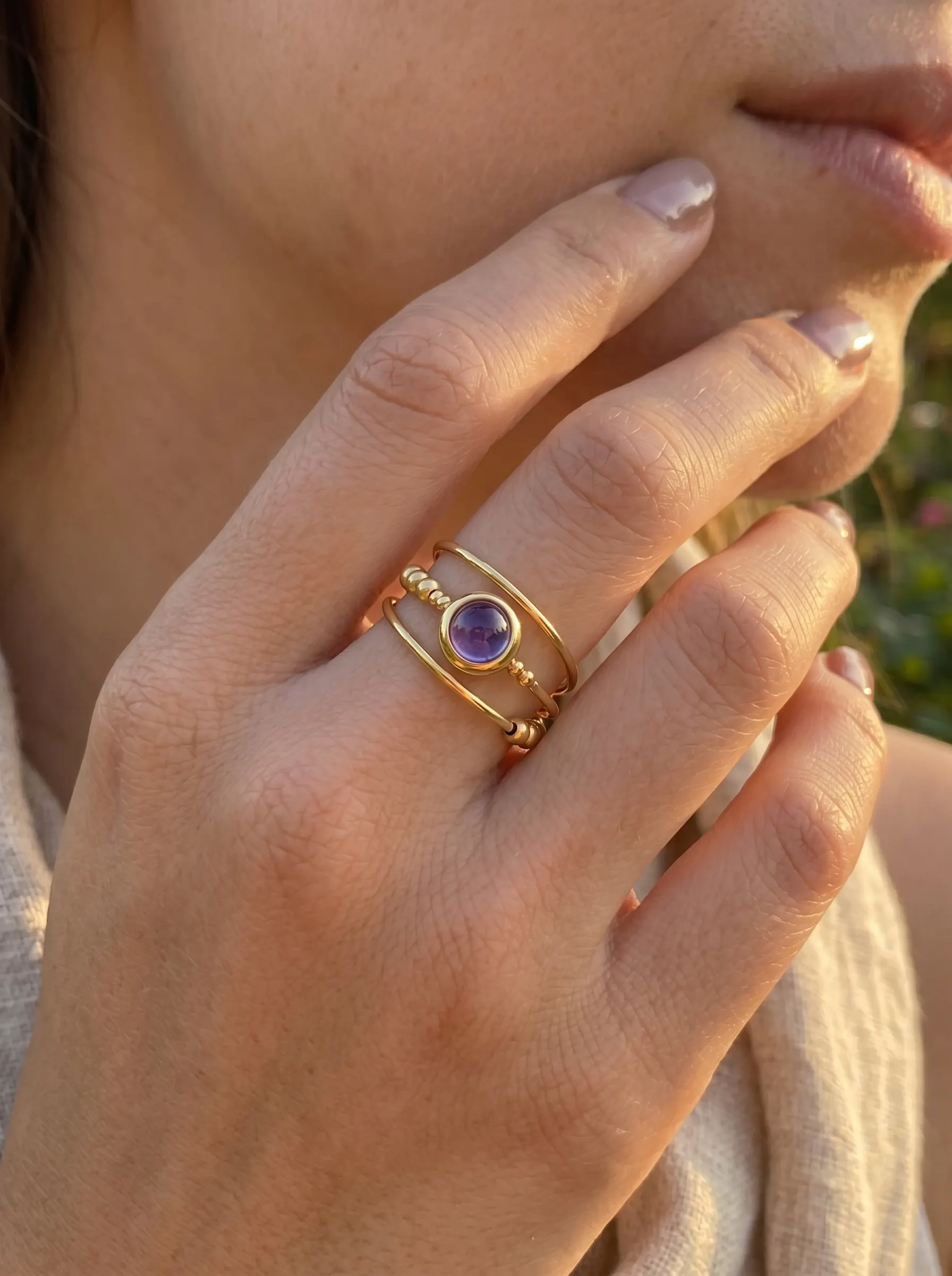 Imagen de oro amatista Bezel anillo detalle alternativo como referencia visual de anillo.