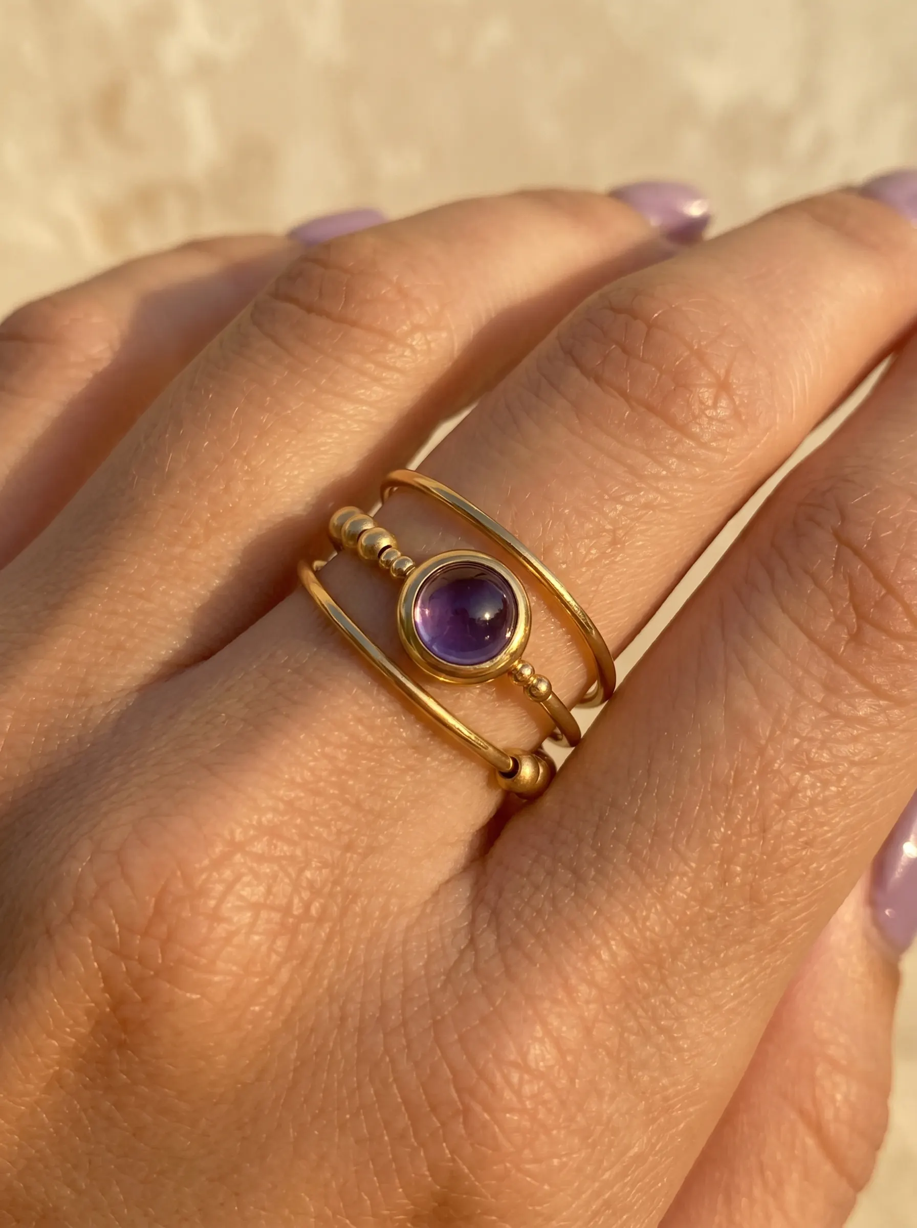 Imagen de oro amatista Cabochon anillo detalle como referencia visual de anillo.