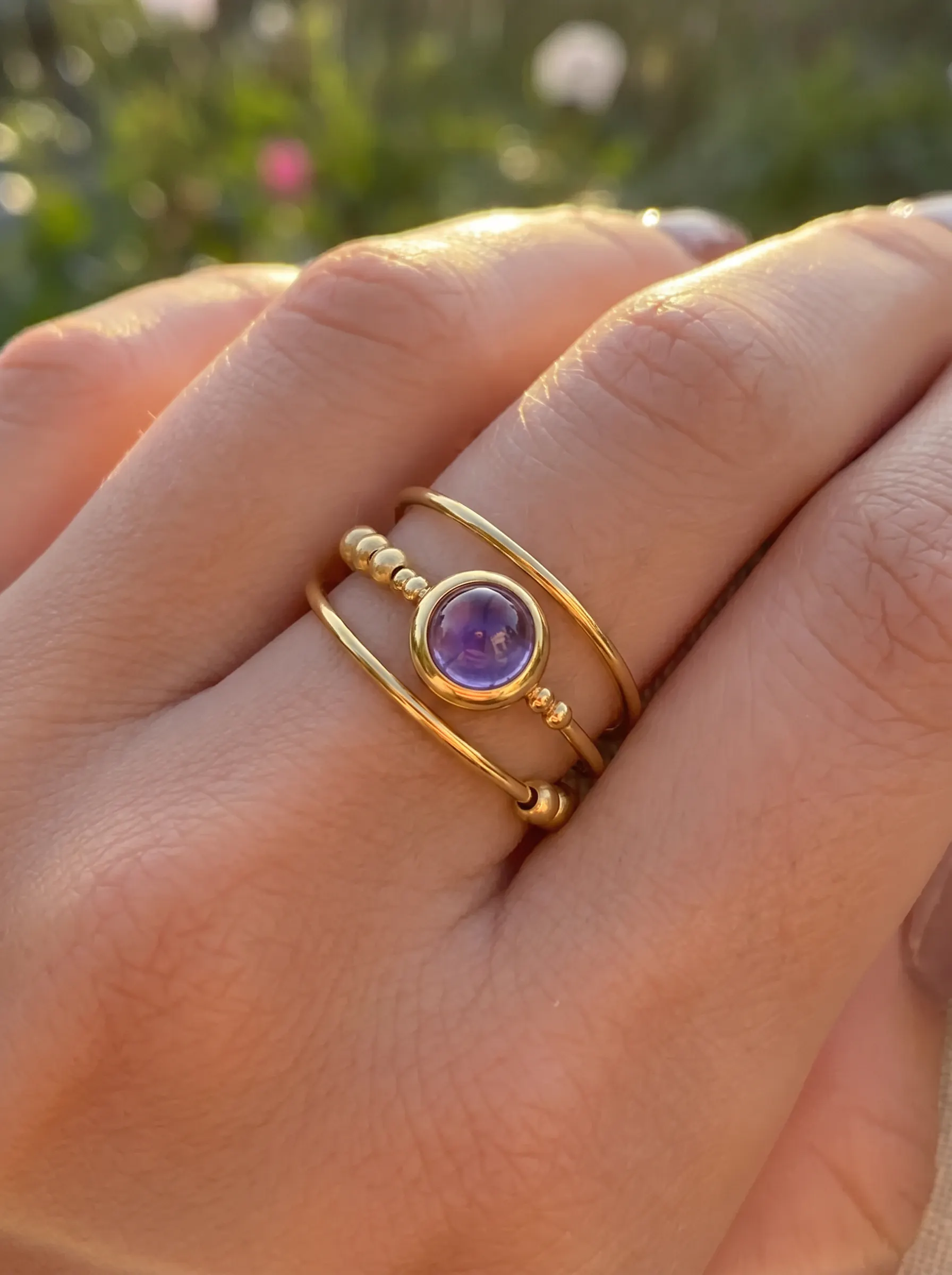 Imagen de oro amatista Cabochon anillo detalle alternativo como referencia visual de anillo.