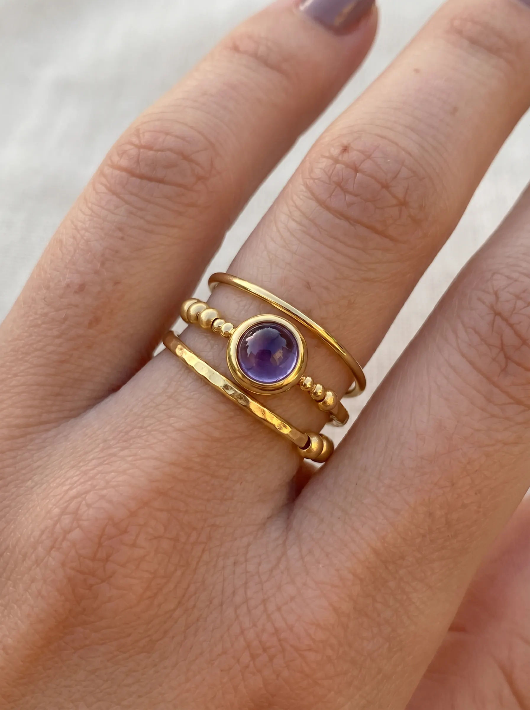 Imagen de oro amatista Cabochon Stacking anillo como referencia visual de anillo.