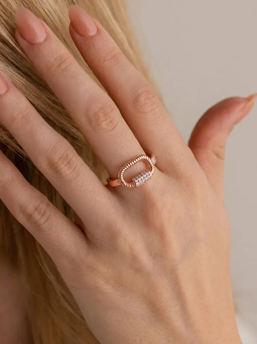 Imagen de rose oro Carabiner pave anillo como referencia visual de anillo.