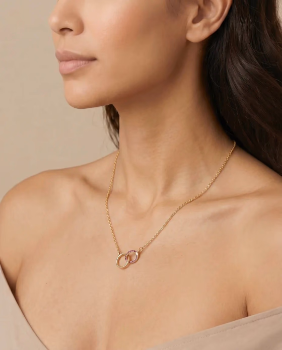 Close necklace try-on preview image