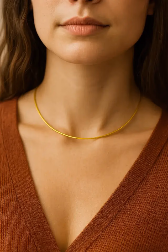 Necklace model reference with visible neckline - style 2