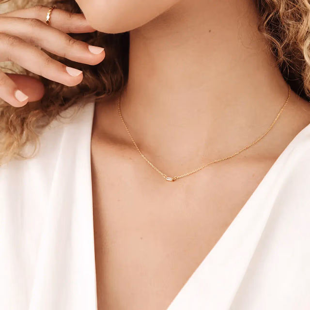 Necklace model reference with visible neckline - style 3