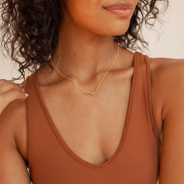 Necklace model reference with visible neckline - style 4