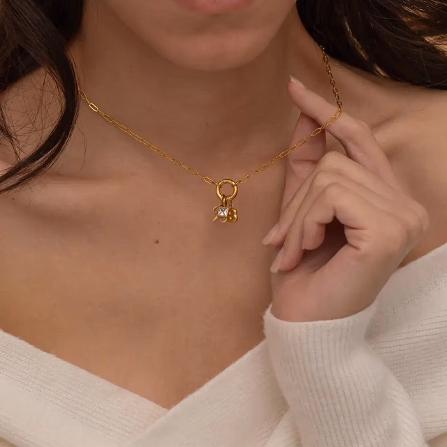 Necklace model reference with visible neckline - style 5