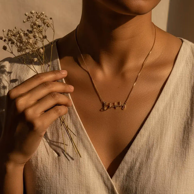 Necklace model reference with visible neckline - style 8